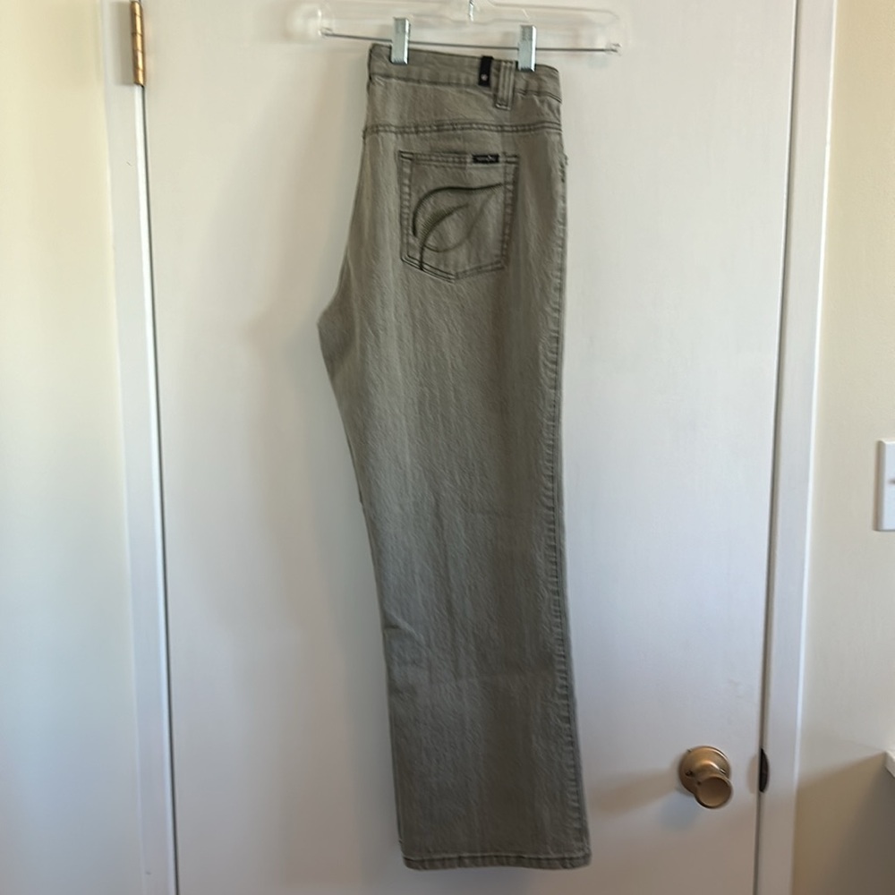 Cotton Ginny VGUC light green jeans, leaf design on back pockets